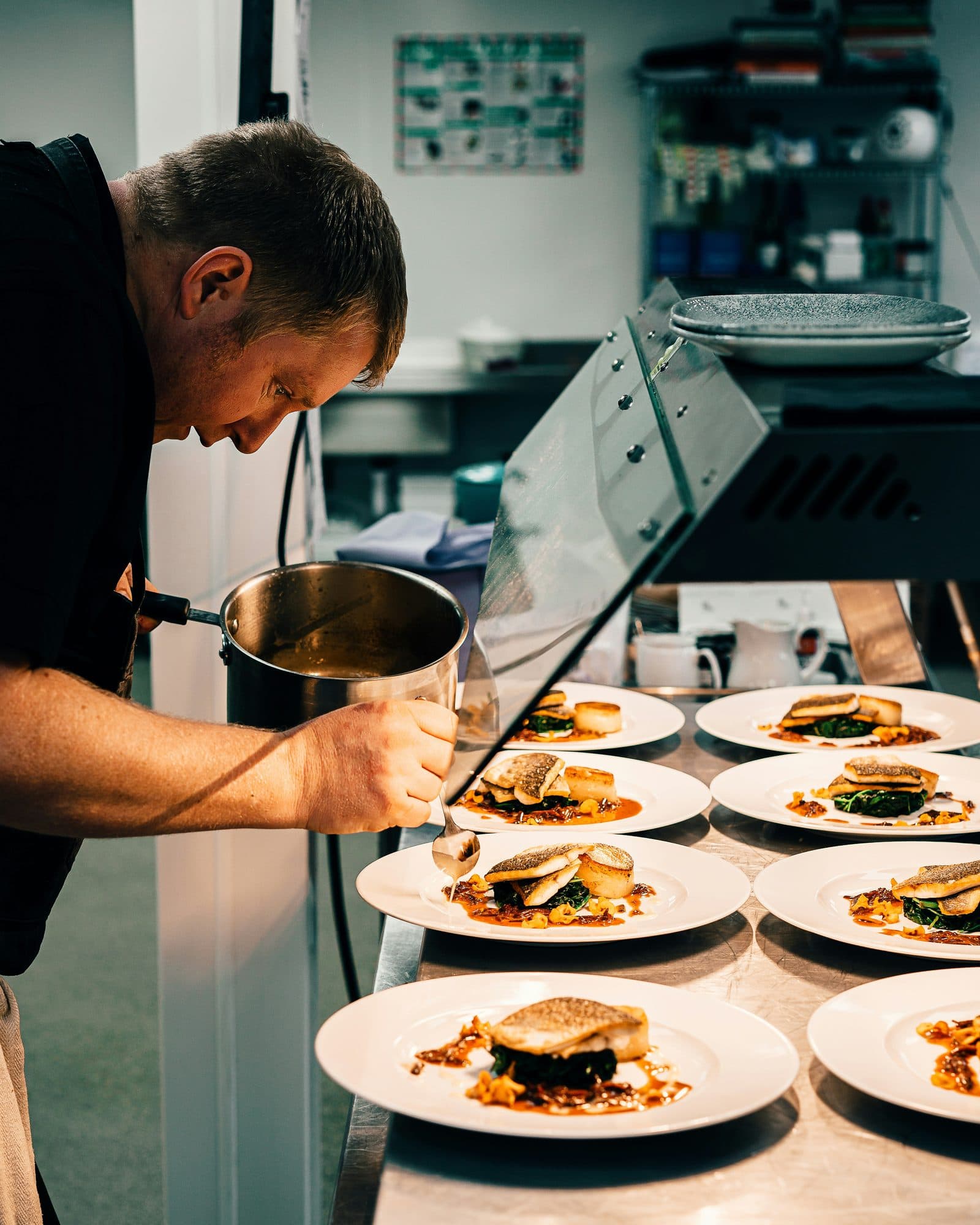 Chef bereidt gerechten in een drukke keuken