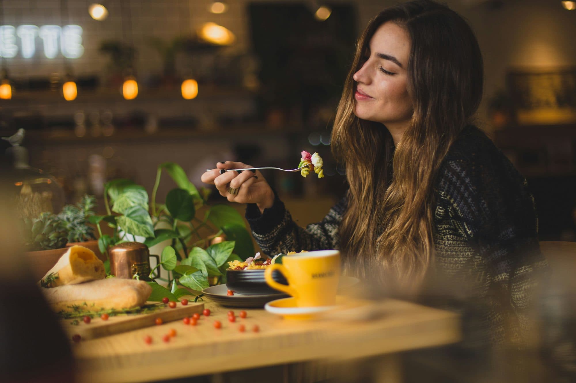 Tevreden gast geniet van haar diner